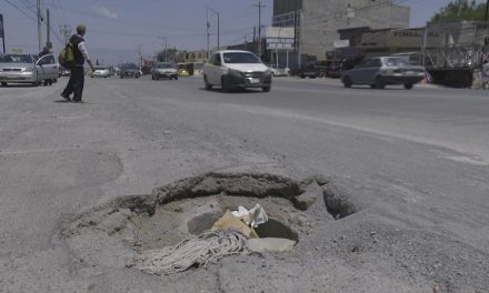 Registro de drenaje representa un peligro para conductores al sur-oriente de Saltillo