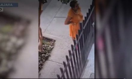 Mujer ‘explota’ y amenaza a una vecina con un machete en Guadalajara