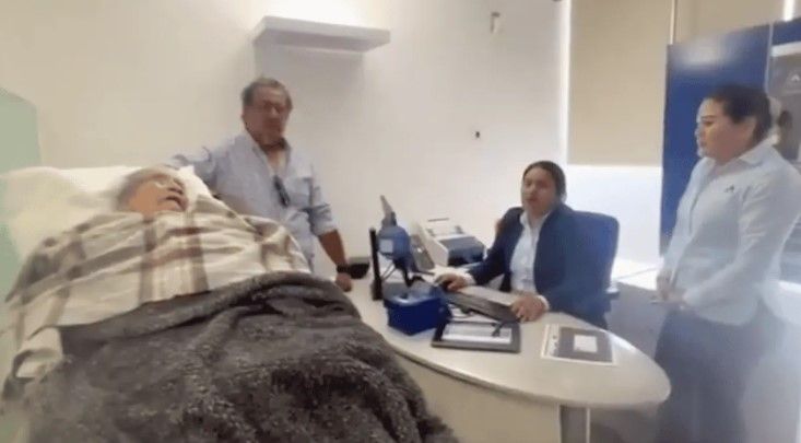 BBVA exige a mujer de 96 años ir en camilla para pagarle su pensión
