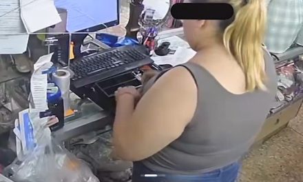 Saltillo: A través de las cámaras de seguridad, mujer se da cuenta que su ‘mejor amiga’ le robaba en el negocio