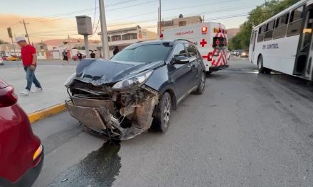 Trabajador de paquetería provoca accidente ignoró semáforo en rojo