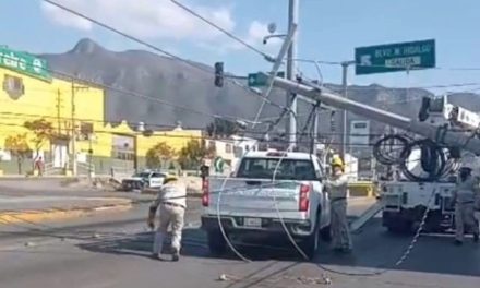 Tráiler lleva el caos a diversas colonias de Saltillo; derriba postes y los deja sin agua y luz