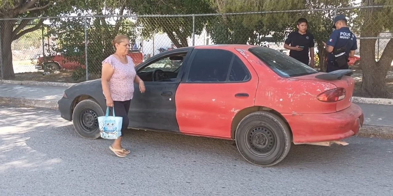 Vehículo impacta a moto en un choque por alcance en Parras