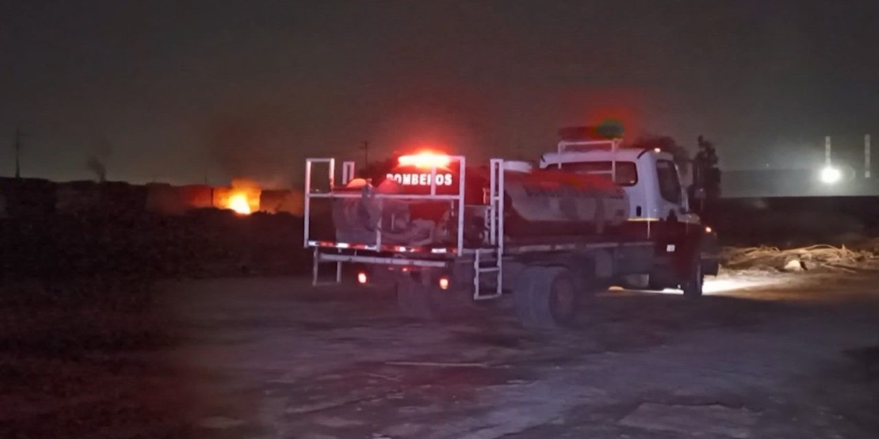 Vientos reactivan incendio de la recicladora en Saltillo