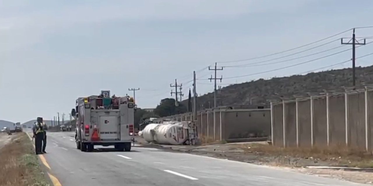 Volcadura de pipa de combustible provoca caos en la carretera Saltillo-Torreón