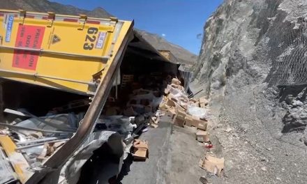 Vuelca caja de tractocamión en Los chorros