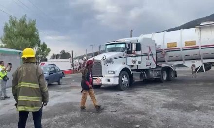 Vuelca pipa sobre la carretera 57 en Arteaga