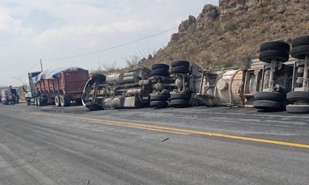 Vuelca tractocamión en la carretera Monclova