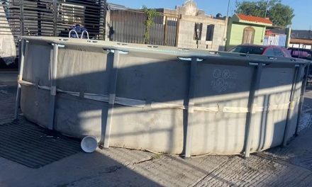 Instalan en la calle una alberca pública, esto en la colonia Zaragoza