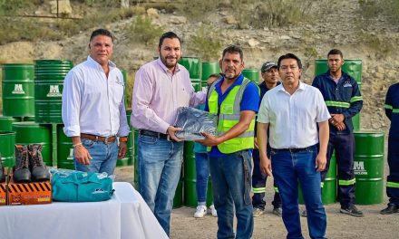 Carlos Villarreal inicia brigada de entrega de uniformes y botes de basura
