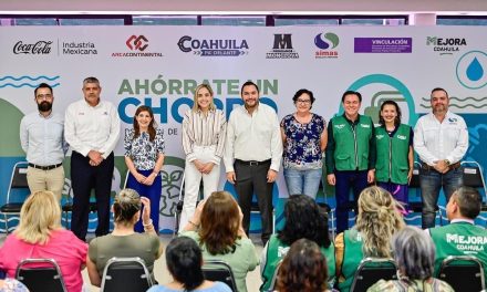 Entrega Carlos Villarreal regaderas ecológicas en Monclova