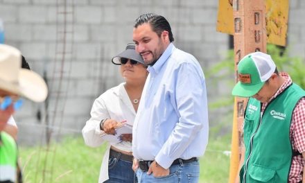 Carlos Villarreal supervisa labores de bacheo en colonias de Monclova