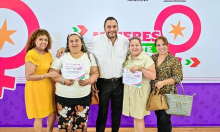 Carlos Villarreal encabeza graduación de ‘Mujeres al Siguiente Nivel’