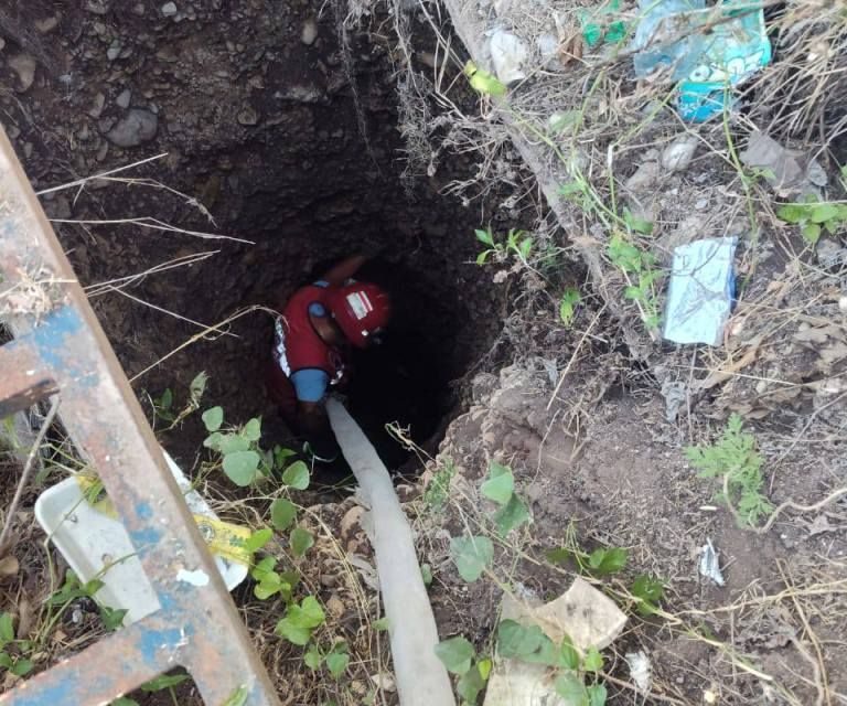 Rescatan a cachorro de un pozo en Múzquiz