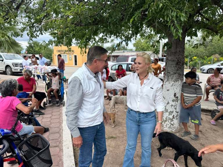 PRI Múzquiz entrega zapatos nuevos a niños