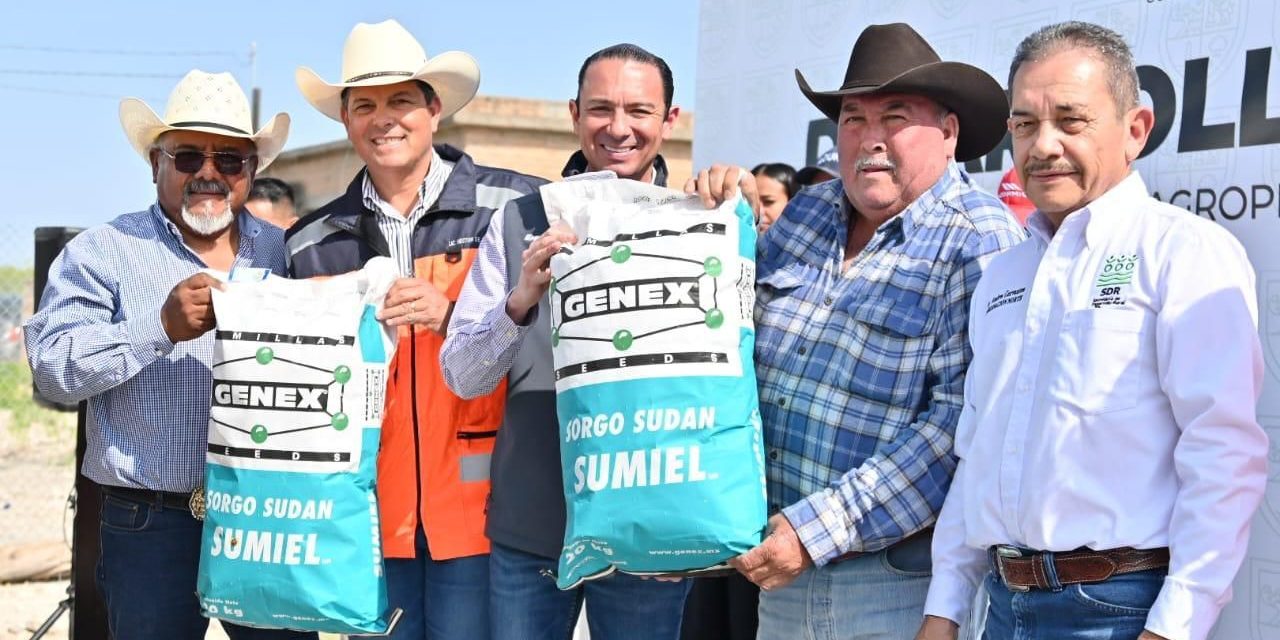 Gobierno de Acuña entrega alimento para el ganado