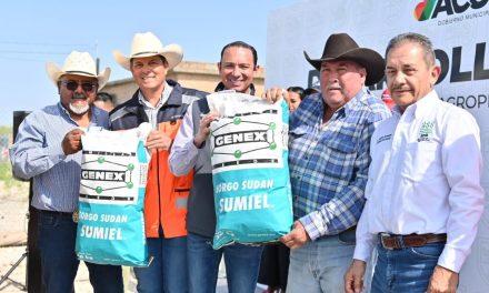 Gobierno de Acuña entrega alimento para el ganado