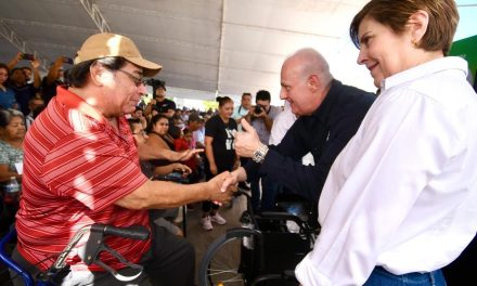 Román Cepeda entrega aparatos de movilidad del programa ‘De Ruedas Corazón’