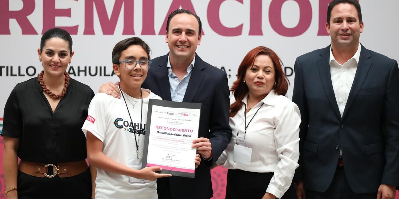 Manolo Jiménez entrega premios a ganadores de la Olimpiada del Conocimiento