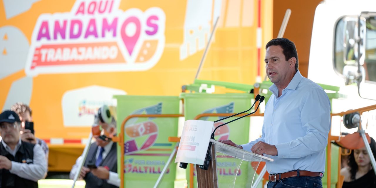 Entregan gobernador y alcalde camiones recolectores y equipo de limpieza