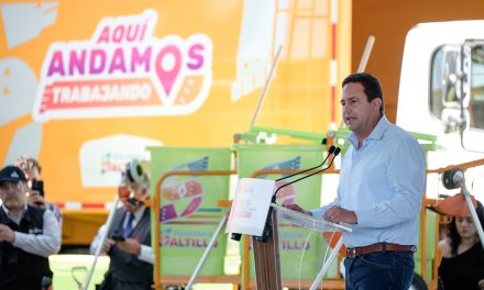 Entregan gobernador y alcalde camiones recolectores y equipo de limpieza
