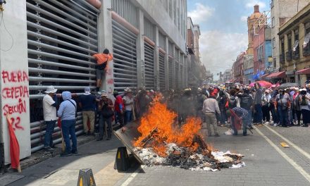 Maestros irrumpen oficinas del SNTE en CDMX y prenden fuego al inmueble