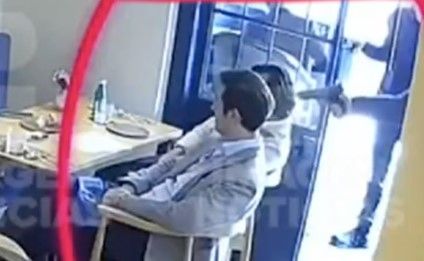 Video: ¡Milagro! Disparan a un abogado a la cabeza y el arma se traba varias veces