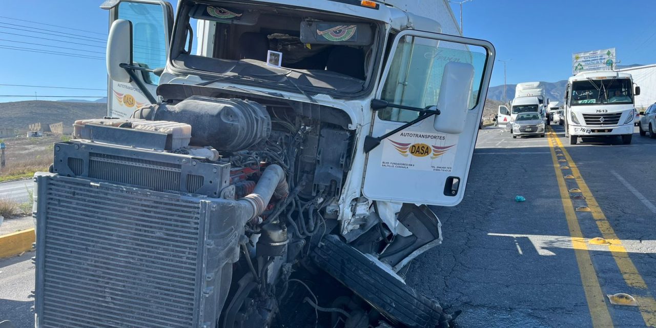 Tráiler ocasiona aparatoso accidente en el Libramiento Flores Tapia