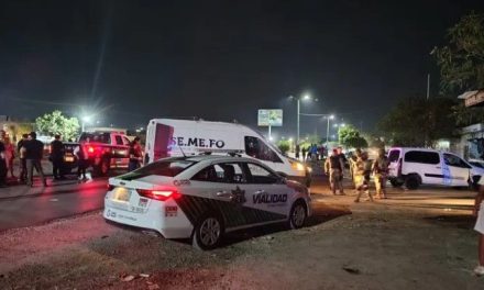 Dos jóvenes pierden la vida en brutal choque contra camioneta en Gómez Palacio