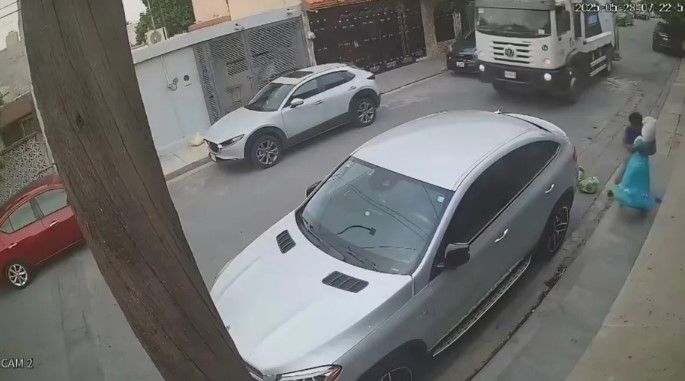 Video: Recolector de basura ‘saca los prohibidos’ con piñata de Frozen en Nuevo León