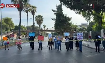 Manifestantes bloquean V. Carranza a la altura del Ateneo