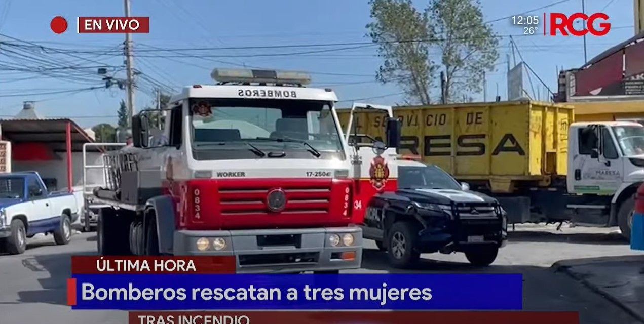 Bomberos rescatan a tres mujeres de un incendio en Saltillo