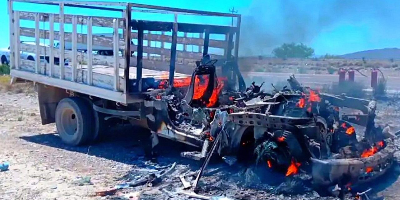 Camión de Casa Madero termina en cenizas en Parras