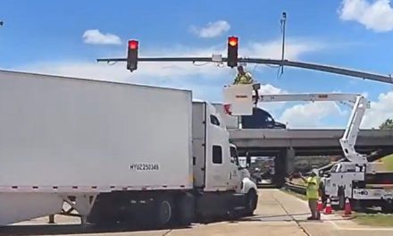 Camión choca con electricista suspendido en plataforma en Luisiana
