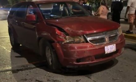 Saltillo: Conductor choca con el único carro que había en la calle