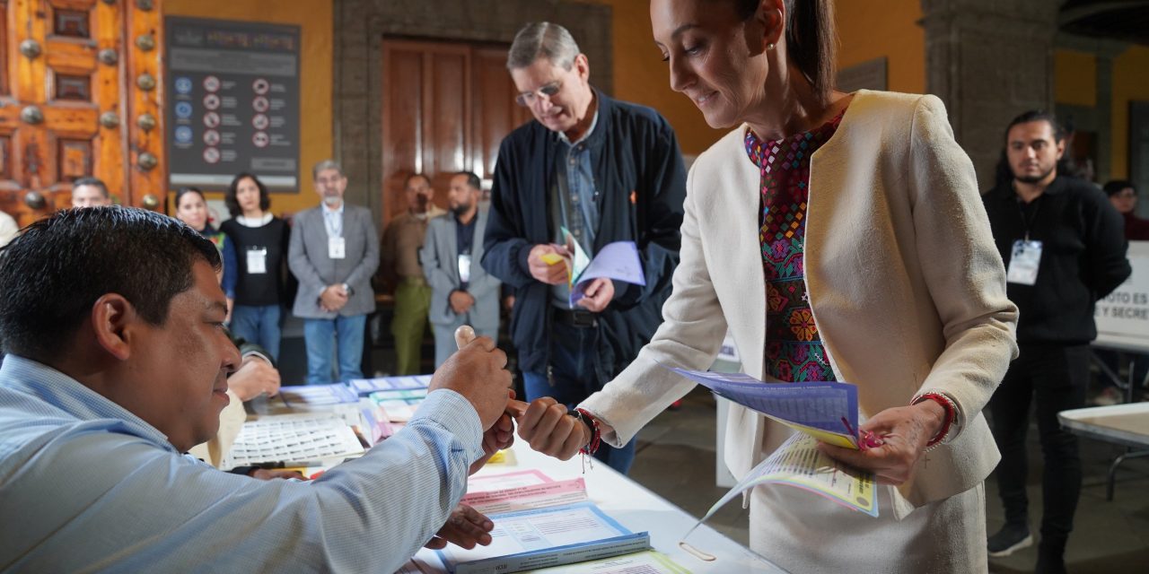 Claudia Sheinbaum participa en histórica elección judicial