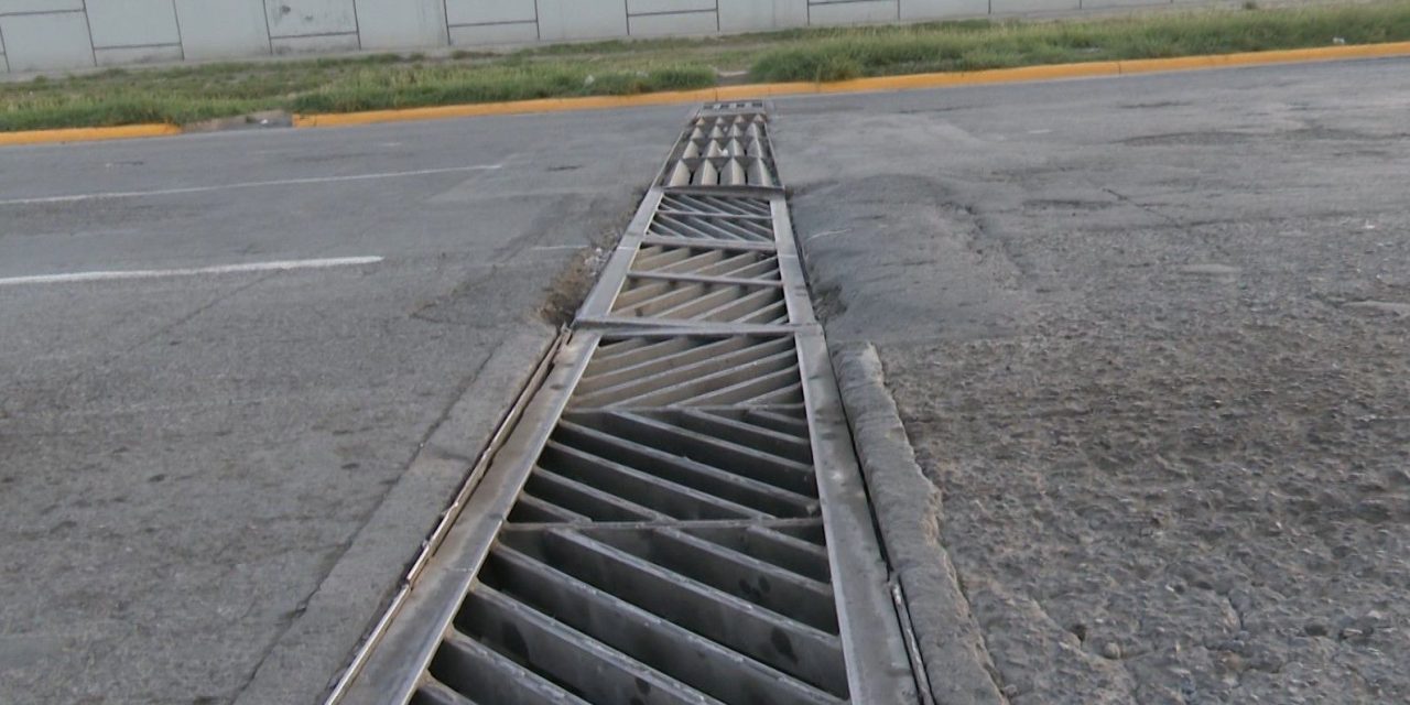 Colapsan rejillas de drenaje en Fundadores