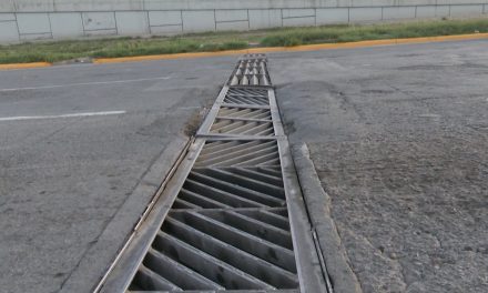 Colapsan rejillas de drenaje en Fundadores