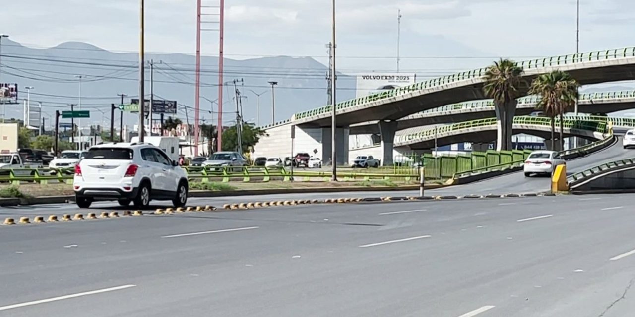 Colocan boyas poncha llantas en Distribuidor Vial a ver si así entienden los conductores