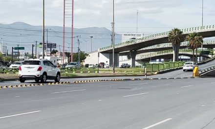 Colocan boyas poncha llantas en Distribuidor Vial a ver si así entienden los conductores