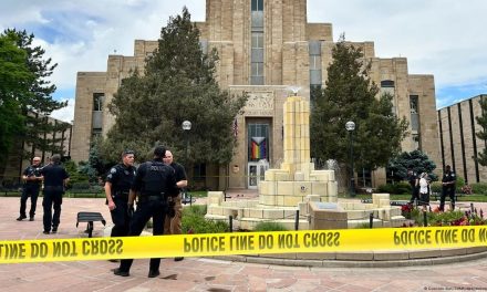 Sujeto le prende fuego a personas en un centro comercial en Colorado