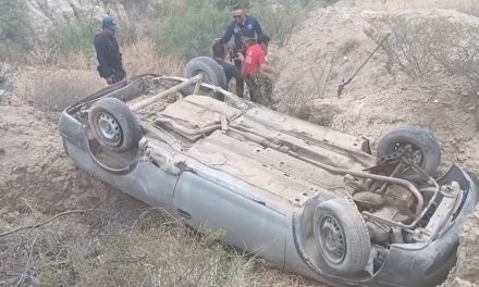 Conductor vuelca y deja abandonada una camioneta en carretera Parras-General Cepeda