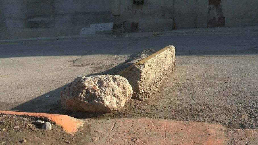 Diques obstruyen la banqueta en la colonia Nueva Tlaxcala