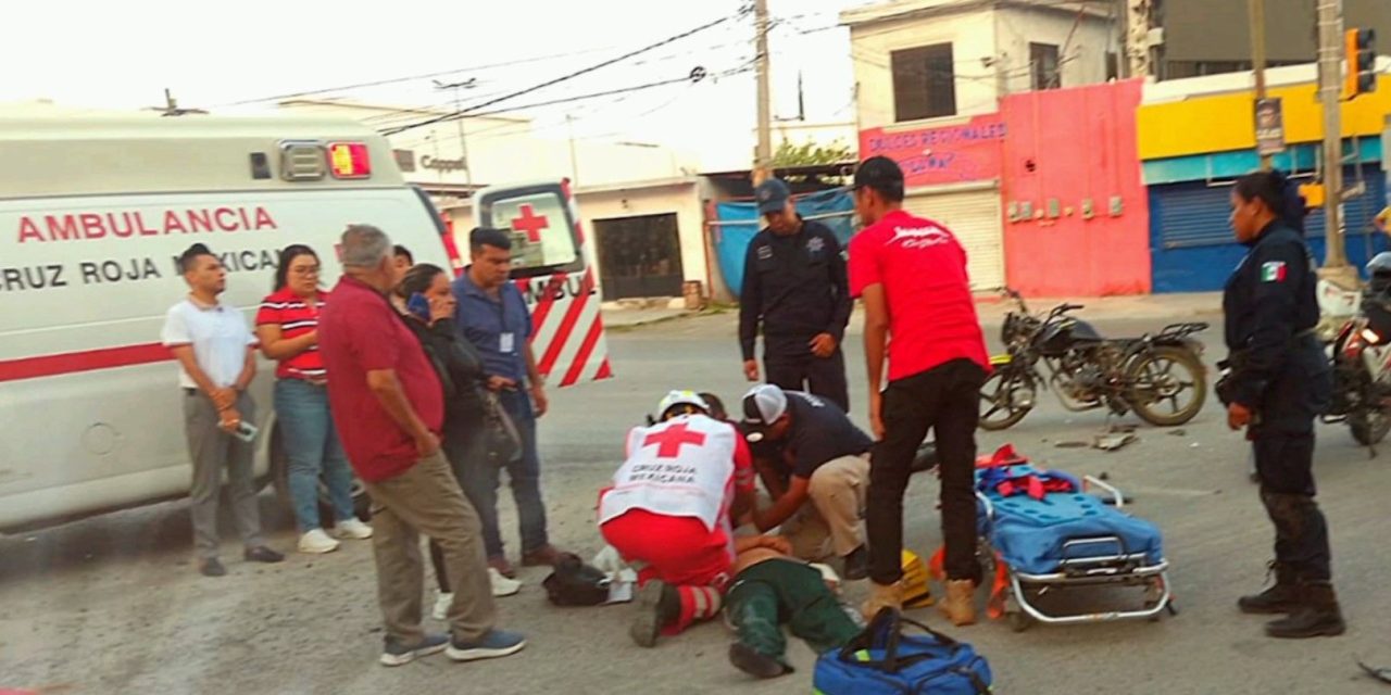 Estudiante se dirigía a su escuela y se impacta con una camioneta en Parras