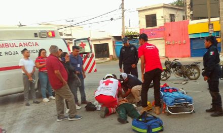 Estudiante se dirigía a su escuela y se impacta con una camioneta en Parras