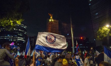 Afición del Cruz Azul se hace presente en el Ángel de la Independencia para festejar el título de la Concachampions