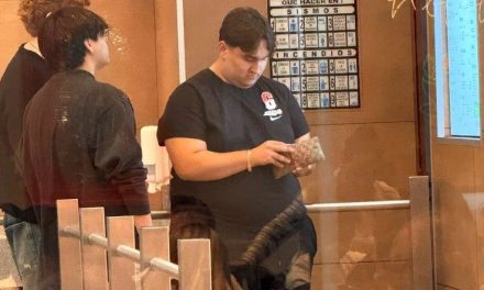 Polémica en redes por cartera Gucci de 10 mil pesos del hijo menor de AMLO