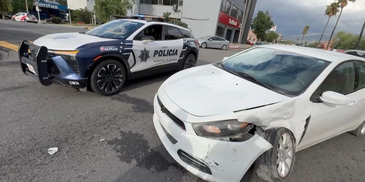 Ignora luz roja y provoca fuerte choque en el centro de Saltillo