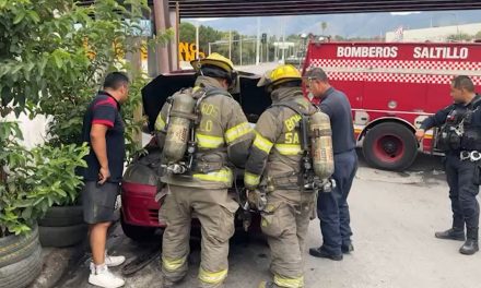 Incendio en vehículo moviliza a cuerpos de emergencia en la colonia San Ramón