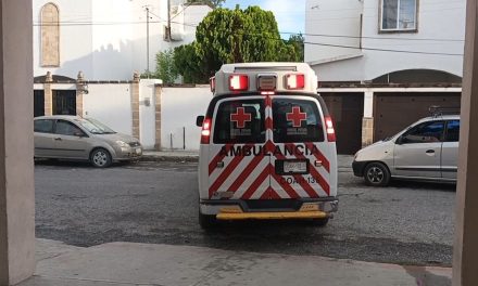 Jovencitas caen de un vehículo y terminan en un hospital en Parras